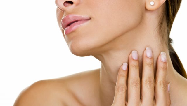 ما هي طرق علاج ترهل الرقبة التي يمكنك تجربتها للحصول على رقبة مشدودة؟ 1 علاج ترهل الرقبة