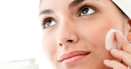 علاج احمرار الوجه بعد التقشير.. ونصائح للعناية بالبشرة لفترة تعافي آمنة وصحية