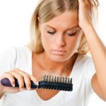 اعراض تساقط الشعر
