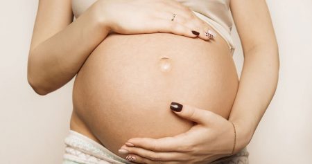 الحمل بعد عملية شد البطن هل يؤثر على صحة الأم والطفل؟ وما المدة المناسبة للحمل؟
