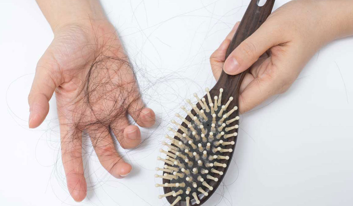 تساقط الشعر من الجذور.. ما هي الأسباب؟ ومختلف طرق العلاج؟